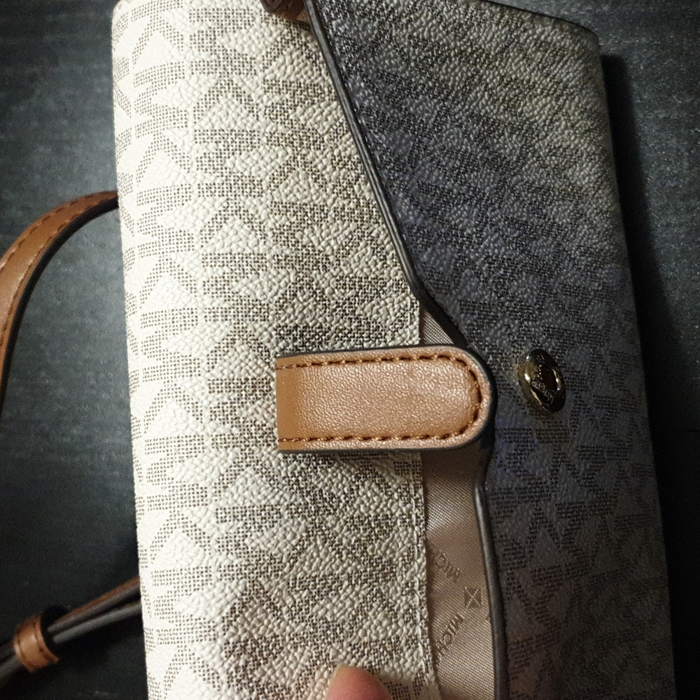 Michael Kors Multifunction crossbody bag - Picture 3 of 4